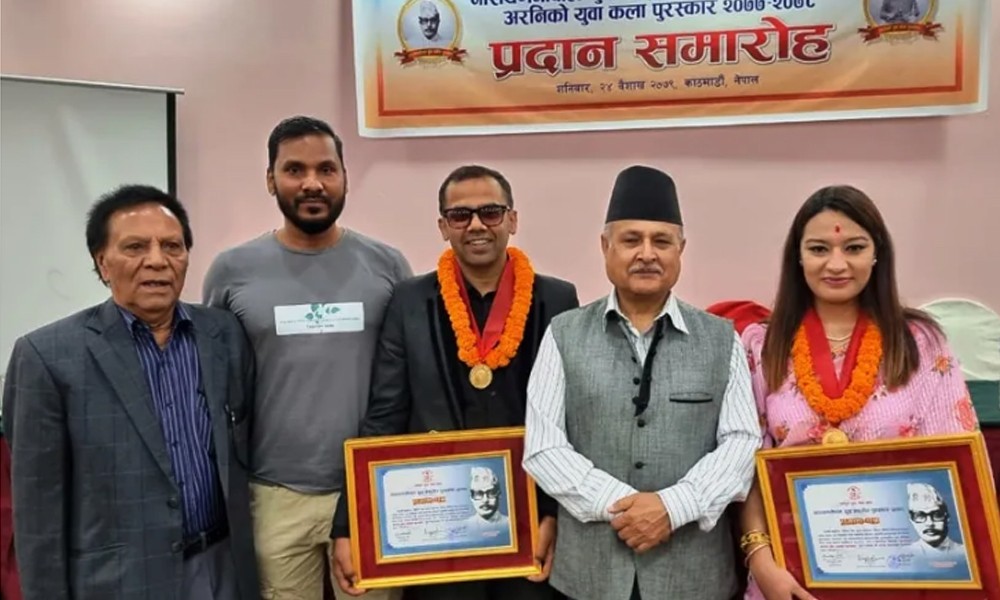 नारायणगोपाल युवा सङ्गीत पुरस्कार हरि  र रजिनालाई प्रदान