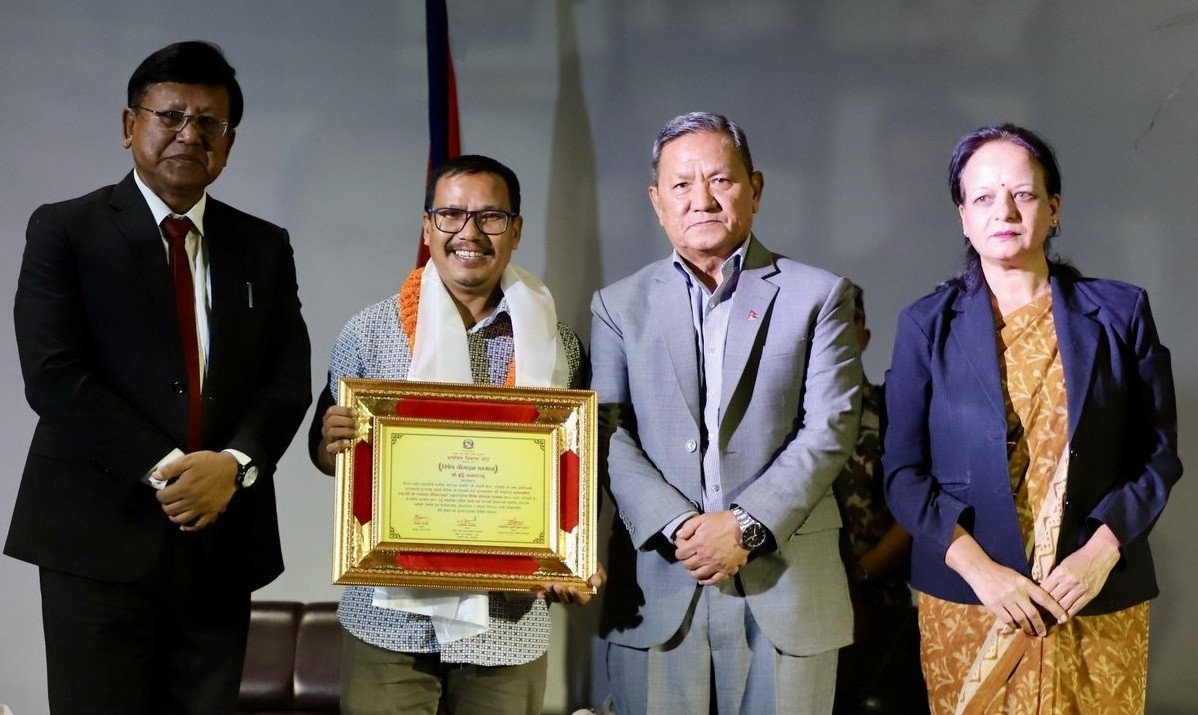 चलचित्रकर्मीलाई ‘विशिष्ट चलचित्रकर्मी परिचयपत्र’ वितरण