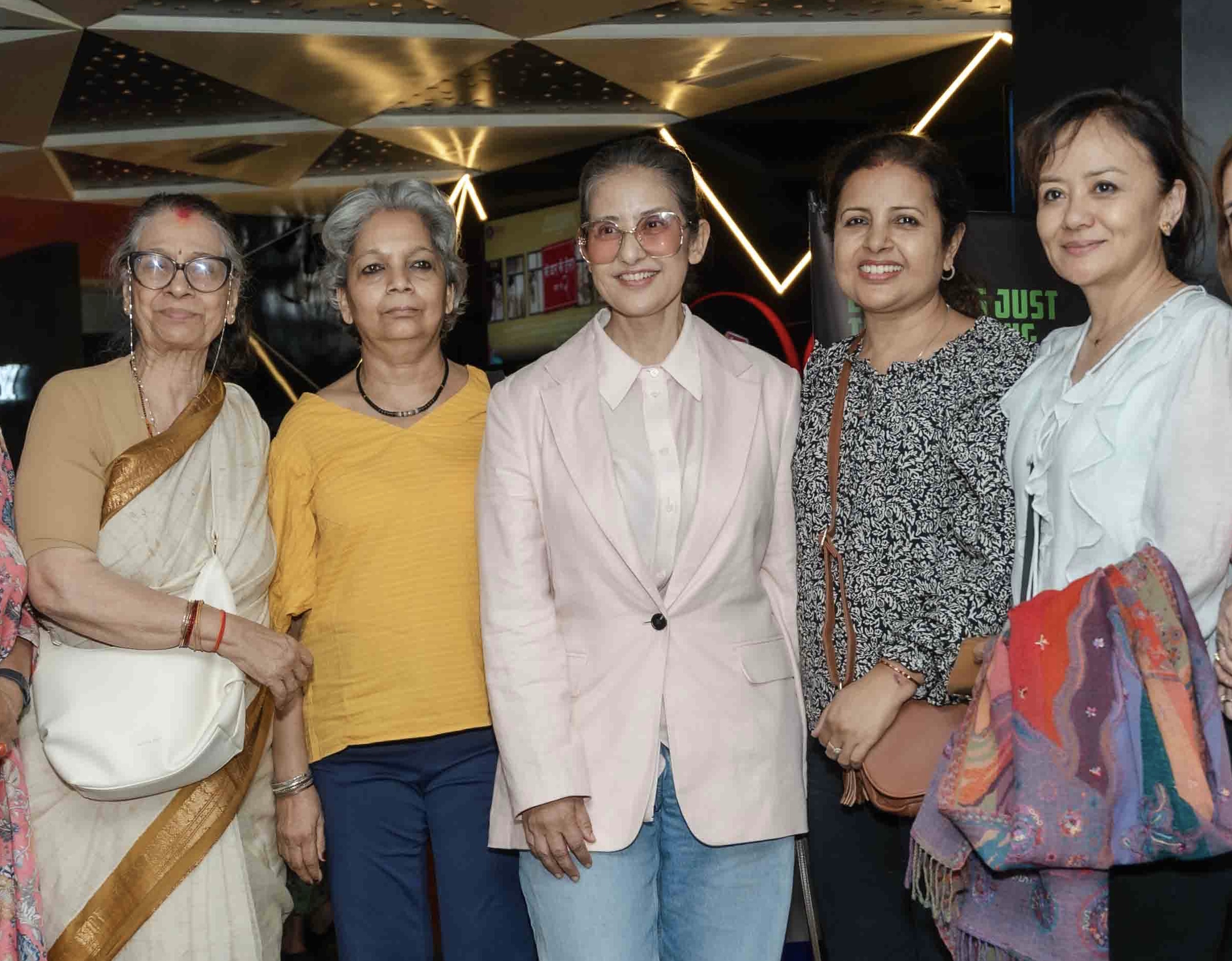 मनीषा कोइरालाले हेरिन् 'ऊनको स्वीटर', अन्य विशिष्ट व्यक्तिहरूद्वारा पनि मुक्तकण्ठले प्रशंसा