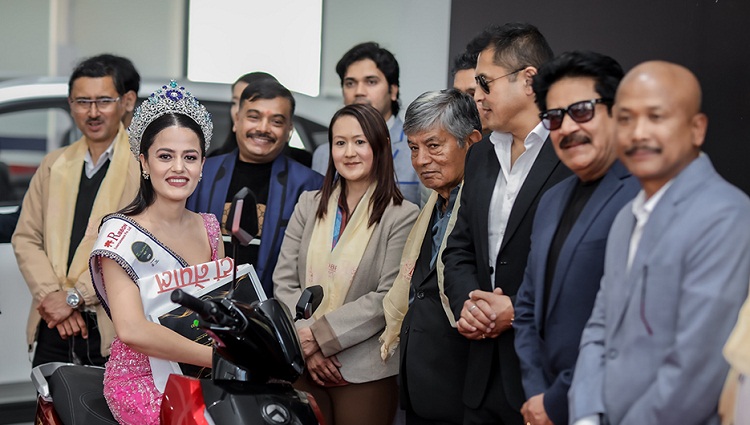 मिसेस नेपाल वर्ल्ड २०२५ का विजेतालाई पुरस्कार प्रदान