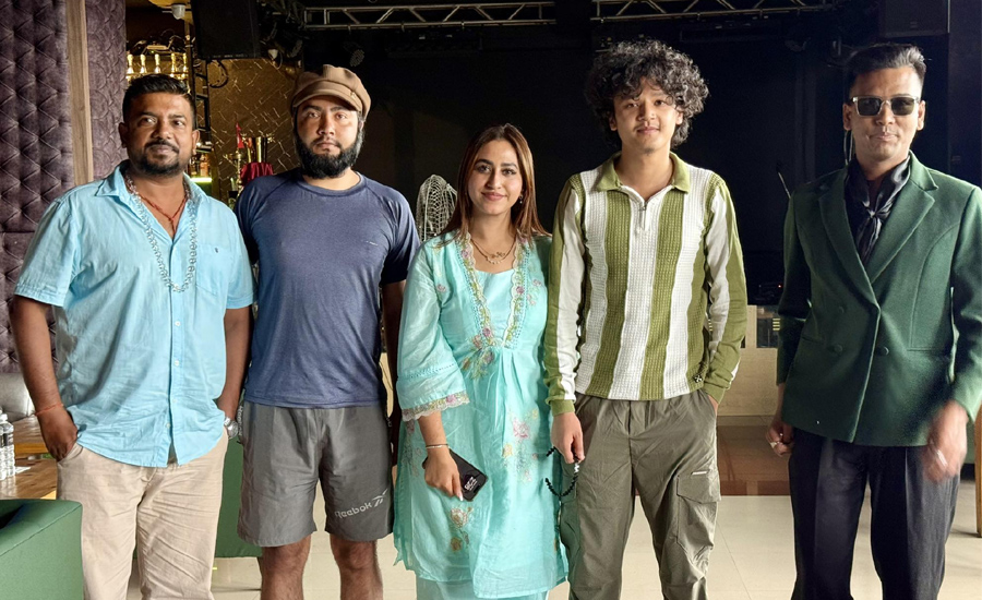 डेब्यु निर्देशकको डेब्यु हिरो हिरोइन