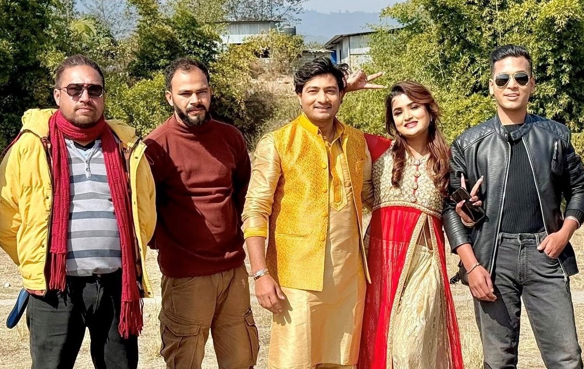 ‘कमर धके झूल’  सार्वजनिक