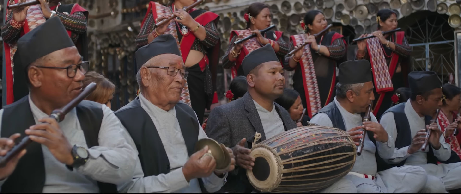 'धन्य धन्य लोकेश्वर' सार्वजनिक