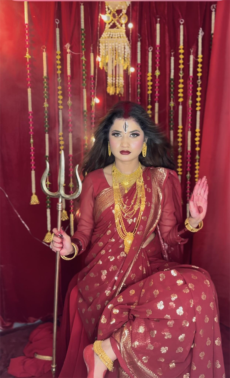 माता दुर्गाको अवतारमा एलिना