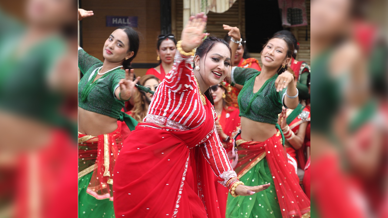 ‘नाच्न दे’ सार्वजनिक