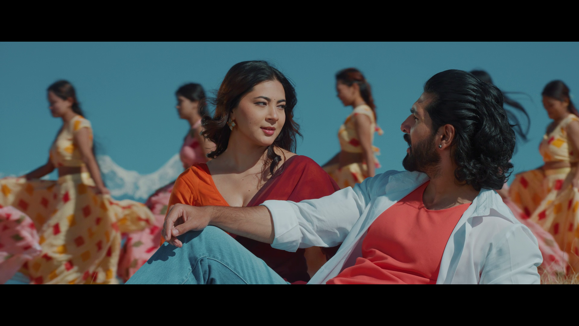 ‘पाकेको चिउरी’मा छमछमी नाचे सुशील र अञ्जना