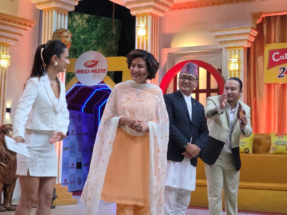 राजेन्द्र लिङ्देन र कोमल ओली 'कमेडी दरबार'को मञ्चमा