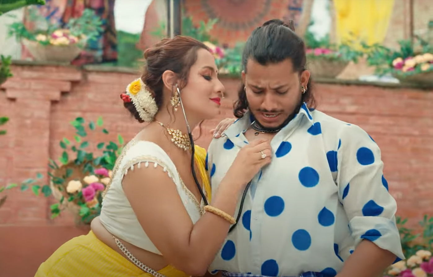 ‘आँखा मार्ने’  सार्वजनिक