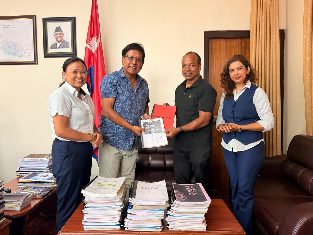 पुरुषोत्तम प्रधानद्धारा एकैपटक ६० भन्दा बढी चलचित्रका स्क्रिप्ट चलचित्र विकास बोर्डलाई हस्तान्तरण