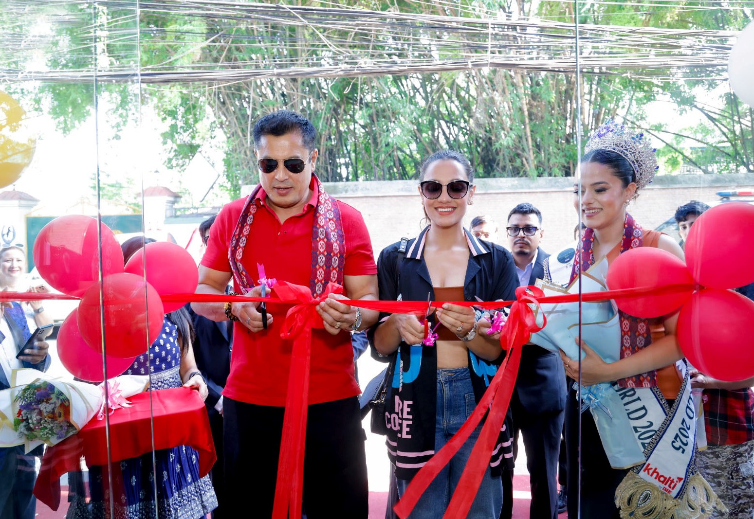  धिरेन र प्रियंकाद्वारा ‘१६टी रेस्ट्रो एण्ड बार’ उद्घाटन