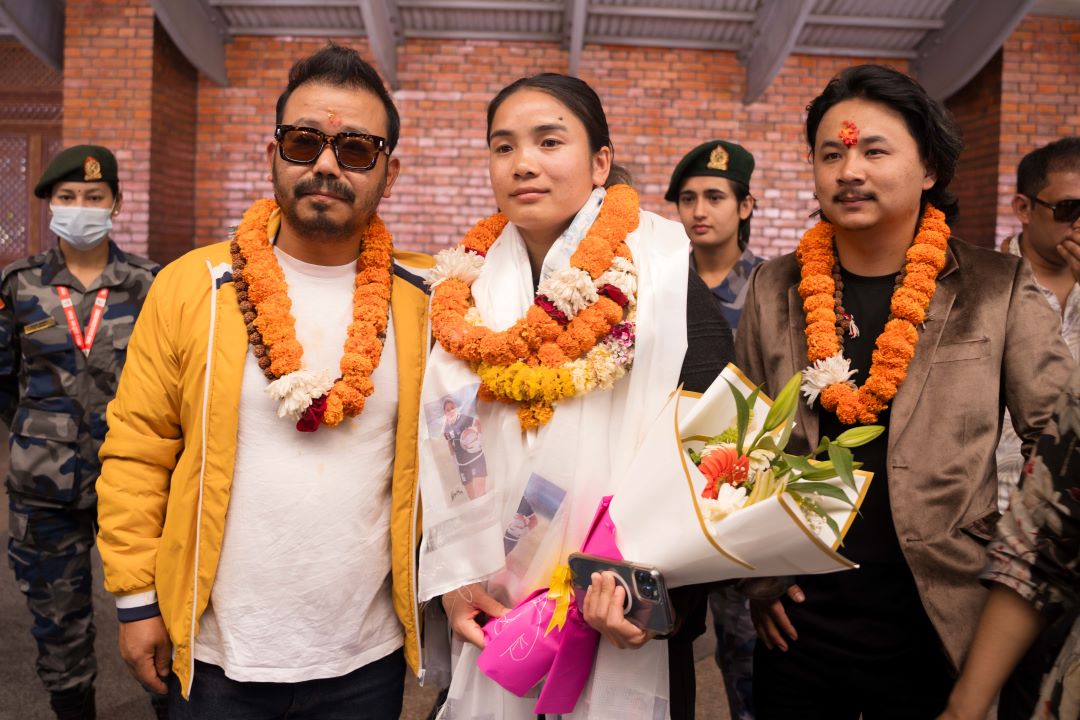 दर्शक भेट्न नेपाल आइन एन्जिला:  विमानस्थलमा भव्य स्वागत, आजैदेखि हलहरूमा पुग्ने