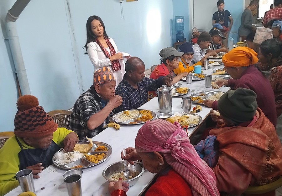 जन्मदिनमा जेष्ठ नागरिकलाई भूमिकाले गराइन् भोजन