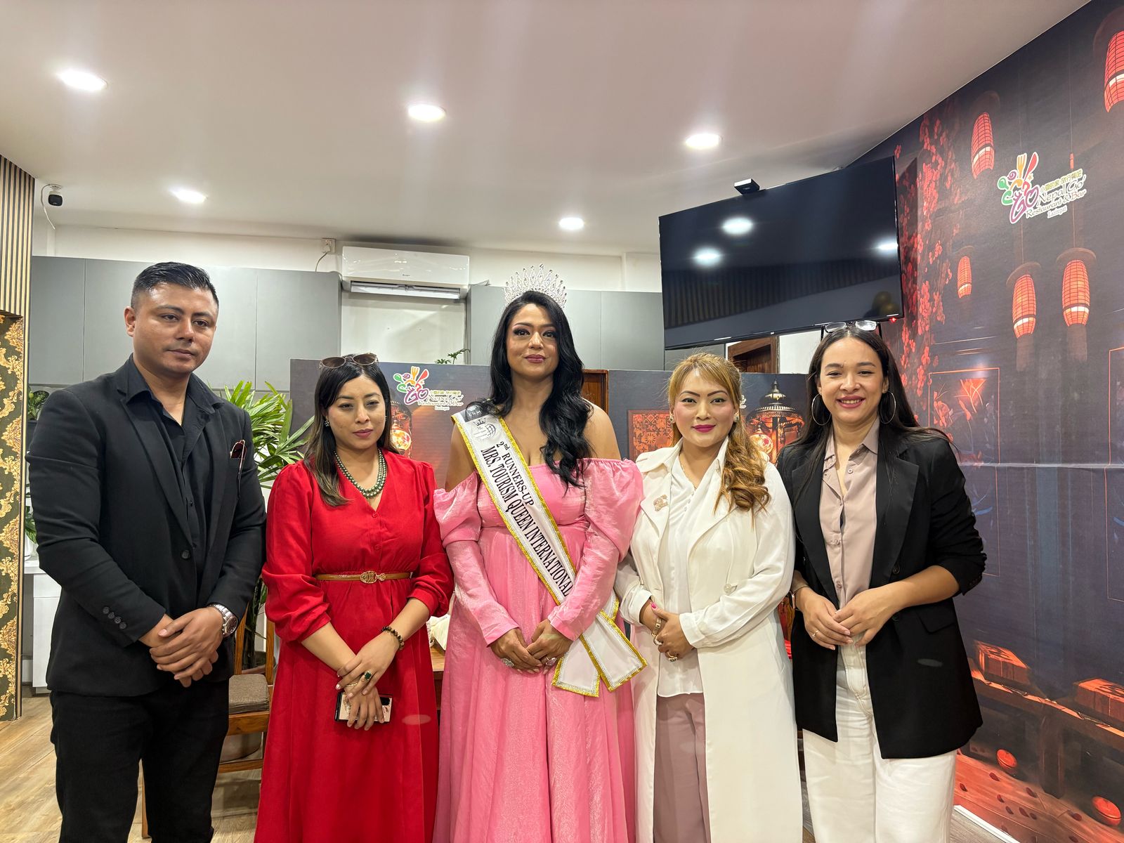 ‘मिसेस टुरिजम क्विन इन्टरनेशनल–२०२५’ मा नेपाललाई ऐतिहासिक सफलता, डा.सुमी मल्लले जितिन् दुई अवार्ड