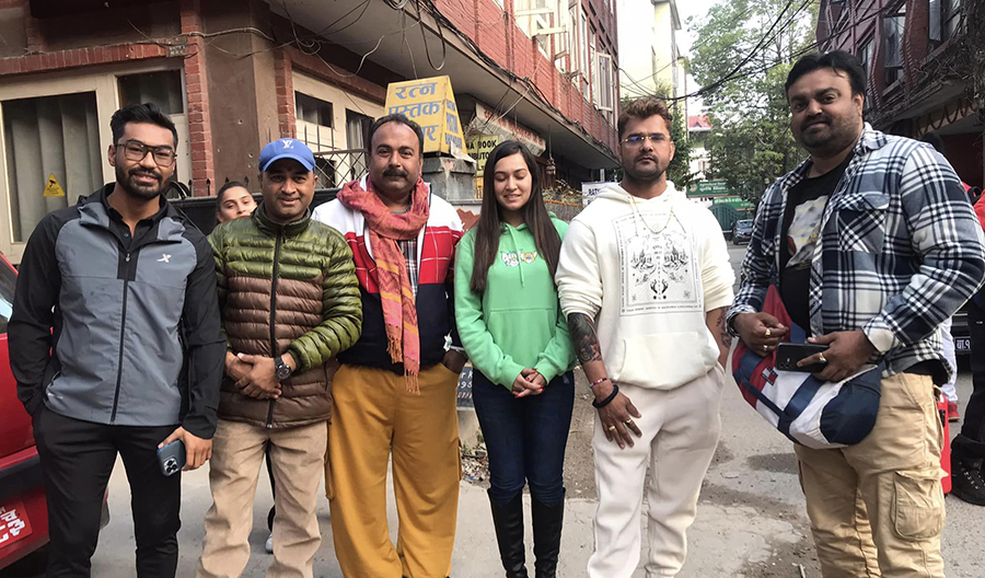 काठमाडौंमा फिल्म छायांकन गरेर पटना फर्किए  खेसारीलाल