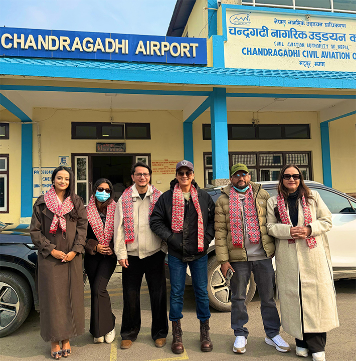 ‘आ बाट आमा’को टिम हल भिजिटमा