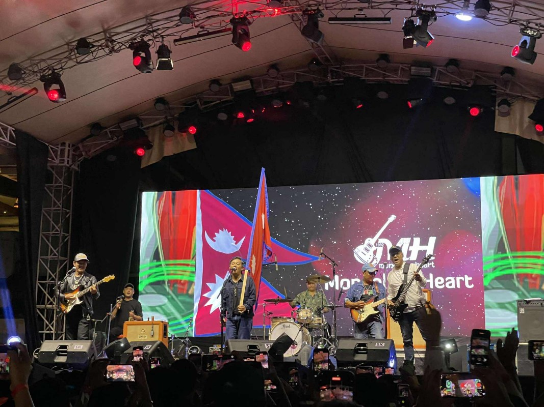 पोखरामा ‘फुल मुन दशैं फेष्ट’ सांगीतिक कार्यक्रममा मंगोलियन हार्टको प्रस्तुति